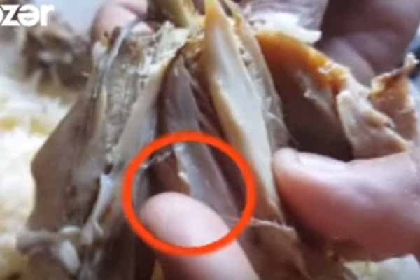 Azərbaycanda restoranda yeməkdən qurd çıxdı (VİDEO)
