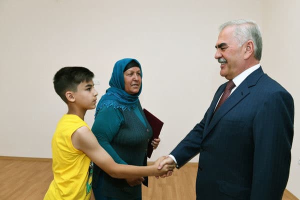 Vasif Talıbov dörd ailəyə mənzil bağışladı (FOTOLAR)