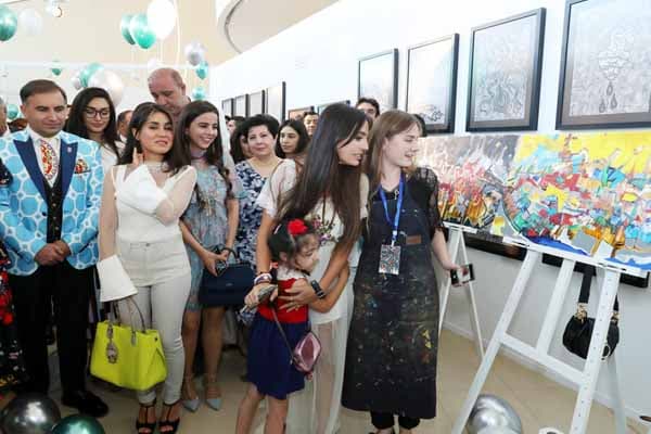 Leyla Əliyeva "Live Life" sərgisi ilə tanış olub (FOTO)