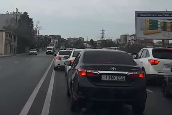 Bakıda bahalı avtomobillər qaydaları pozaraq qəza vəziyyəti yaradıb (VİDEO)