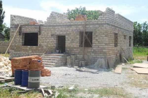 Ağsuda zəlzələdən dağılan 16 ev tikilərək ailələrə təhvil verilib