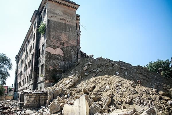 Bakıda bina niyə uçdu? (VİDEO)