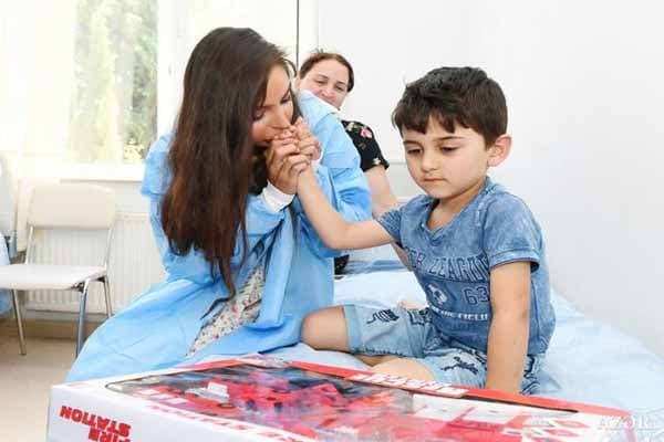 Leyla Əliyeva tibb müəssisələrində:  Müalicə alan uşaqlarla görüşdü (FOTO)