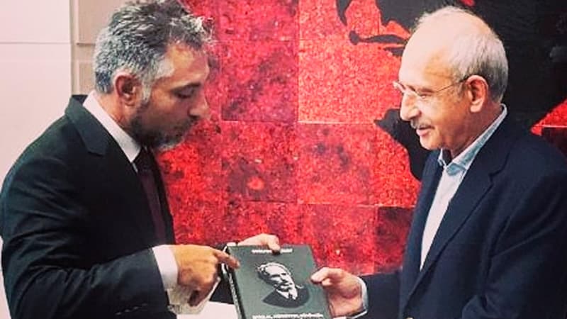 Kılıcdaroğluna Elçibəyin kitabı hədiyyə edildi (FOTOLAR)