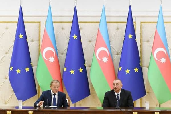 Donald Tusk: "Təmas xətti boyunca son itkilər bizi narahat edir"