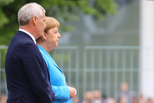 Merkel yenə titrədi