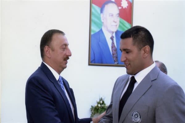 Prezident İlham Zəkiyevi mükafatlandırdı (FOTO)