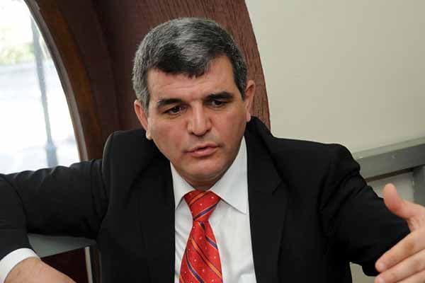 Deputat parlament rəhbərliyini tənqid etdi