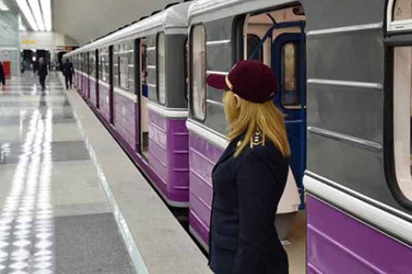 Bakı metrosunda qadın qızını vaqonda unutdu