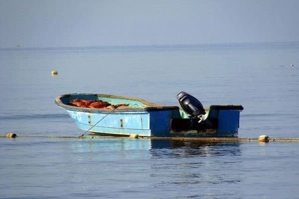 Güclü külək balıqçıların qayığını aşırdı, adada qaldılar