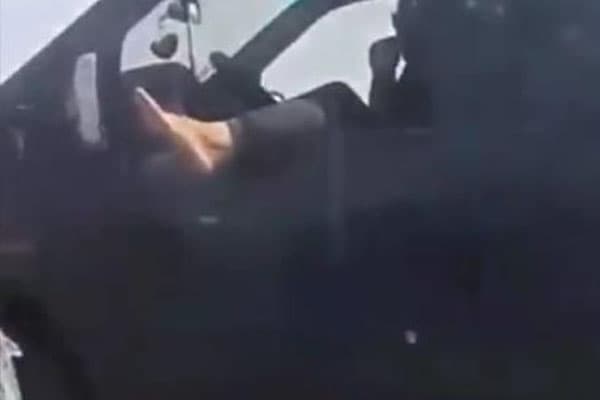 Ayağını pəncərədən çıxaran sürücü həbs olundu