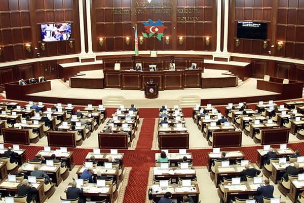 Deputatlar tətilə çıxdı