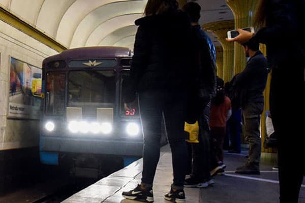 Metroda ana uşağını itirib