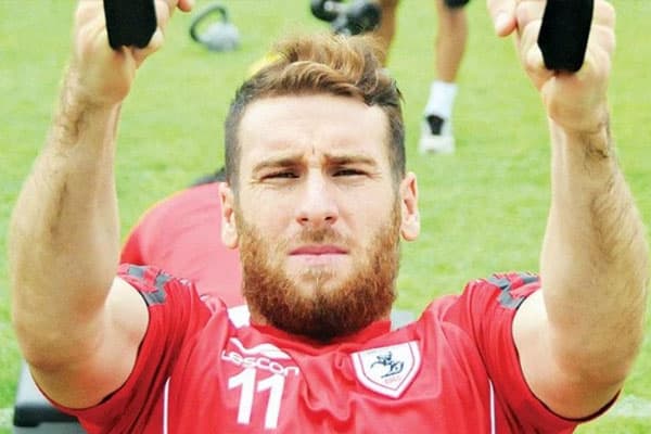 Prezidentin mühafizəçisi futbolçunu vəhşicəsinə döydü (FOTOLAR)