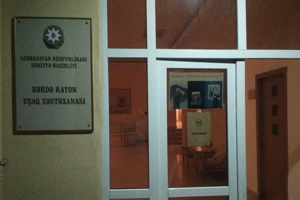 Bərdədə xəstəxanaya atılan azyaşlı uşaqların atası tapıldı