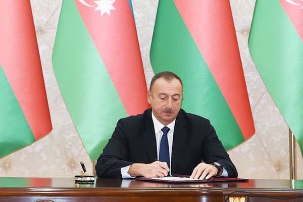 Prezident nazir və müavinlərini təltif etdi (SİYAHI)
