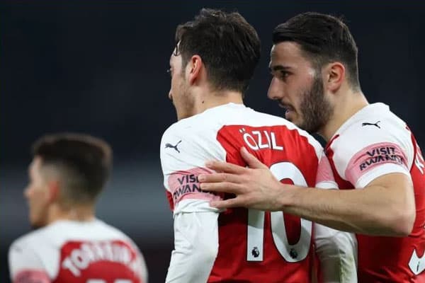 Məsut Özil və komanda yoldaşı silahlı hücuma məruz qalıb (VİDEO)