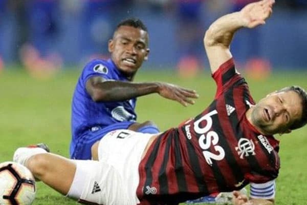 Məşhur futbolçunun oyun zamanı ayağı qırıldı (VİDEO)
