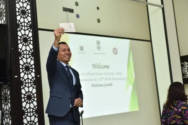 Azərbaycanda Mahatma Qandinin şərəfinə poçt markası tədavülə buraxılıb
