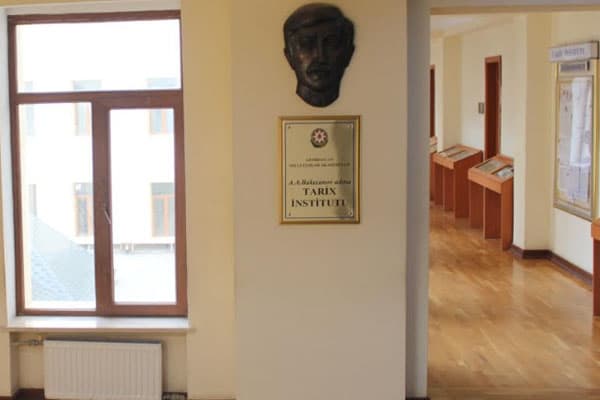 Tarix İnstitutu öz nəşrlərini müxtəlif müəssisələrə paylayır