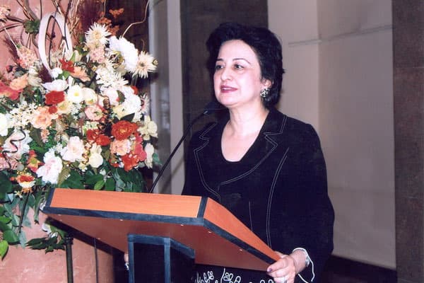 Xanım rektor 250 min manatlıq mebel alır