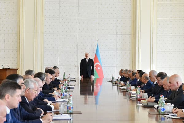 İlham Əliyev hökumət üzvlərini topladı