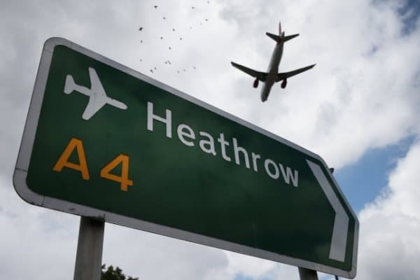 Londonda 177 təyyarə səfəri təxirə salındı