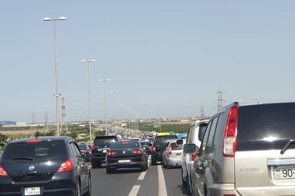 Hava limanı-Mərdəkan avtomagistralında tıxac yaranıb (FOTO)