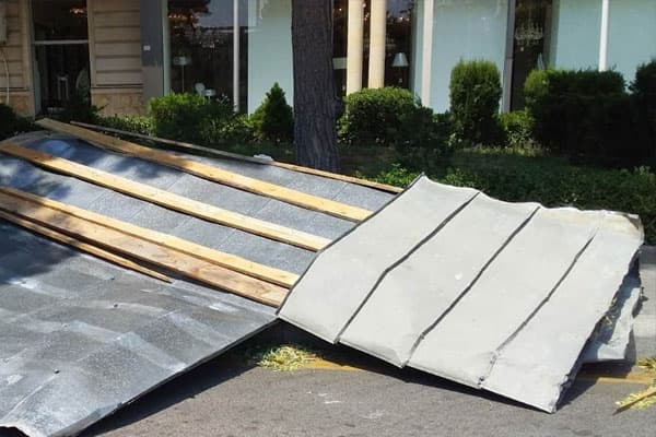 Bakıda güclü külək binanın damını uçurub (FOTO/VİDEO)