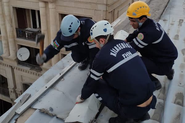 Bakıda külək teatr binasının damını da uçurdu (FOTO/VDEO)