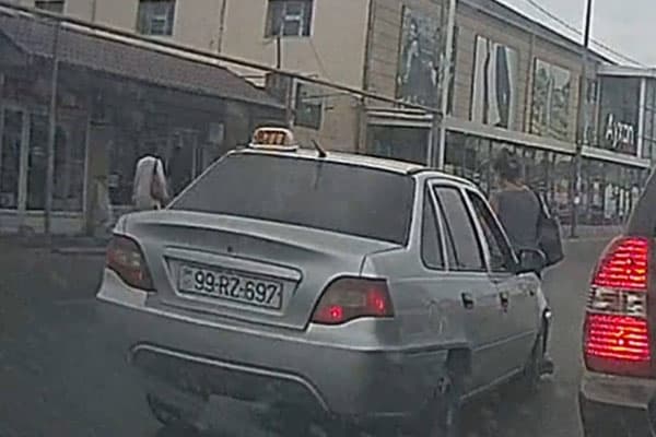Əks yola çıxdı, piyadanı vurdu (VİDEO)
