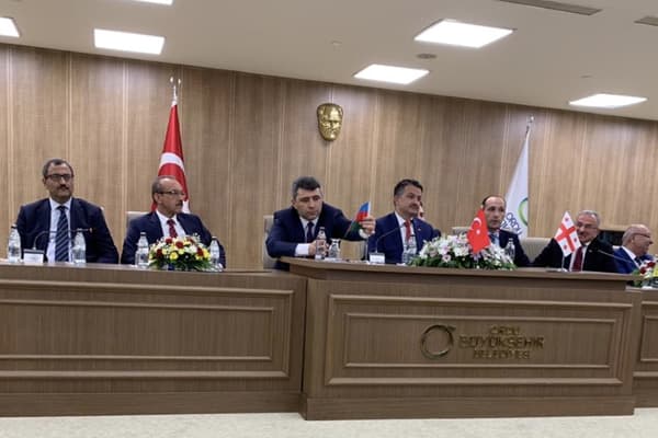 Bayrağımız tərsinə qoyuldu, nazir düzəltdi (VİDEO)