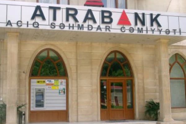 Müştərinin hesabından pul çıxaran bank müdirinin məhkəməsi başladı