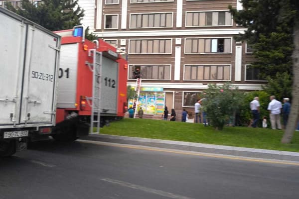 Bakıda yaşayış binasında yanğın baş verdi