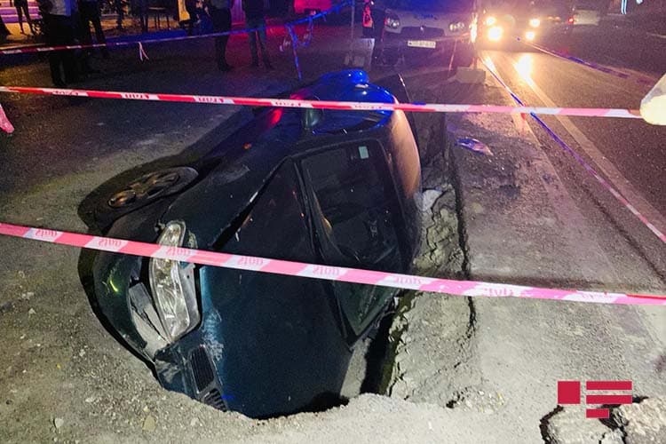 Bakıda avtomobil yolda qazılmış quyuya düşüb