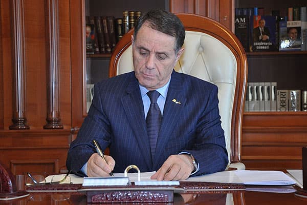 Novruz Məmmədov qərar imzaladı