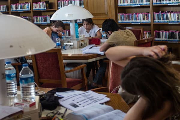 Xaricdə təhsillə bağlı nazirlikdən çağırış - "Yanmamaq" üçün kimi seçməli
