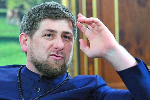 Kadırov oyun zamanı mikrafonla hakimi söydü (VİDEO)