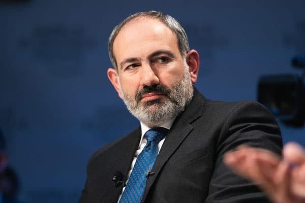 Nikol Paşinyan iki müşavirini istefaya göndərdi