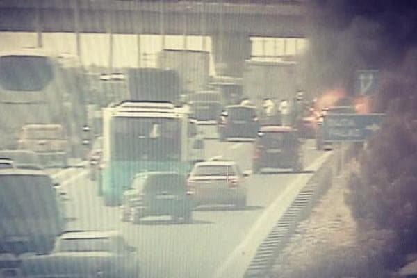Bakıda magistralda avtomobil yanır, tıxac var