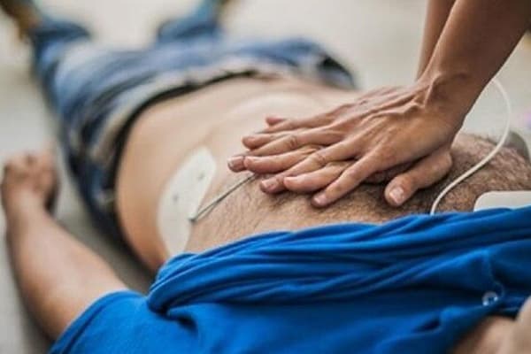 Suda boğulmaq təhlükəsi ilə üzləşənlərə belə yardım edilməlidir