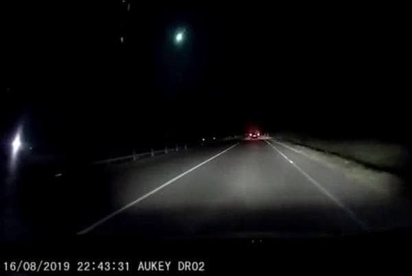 Yerə düşən meteorid görənləri dəhşətə gətirdi