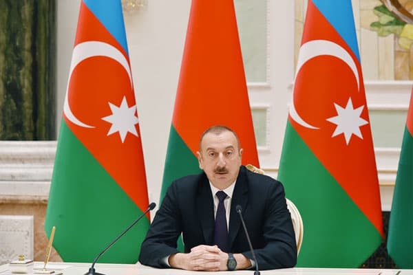 Prezident iki nəfərə general rütbəsi verdi