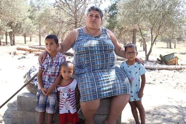 Beş uşağın da olduğu ailə məzarlıqda yaşayır (FOTO/VİDEO)