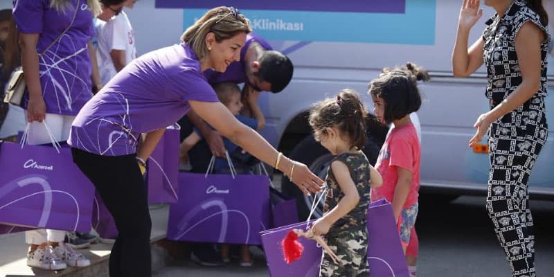 Azercell “Rəqəmsal Dünya Bölgələrdə” layihəsi çərçivəsində uşaqları və məcburi köçkünləri sevindirdi (R)