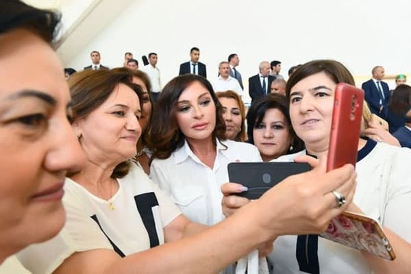 Mehriban Əliyeva məcburi köçkünlərin tədbirində iştirak edib (FOTOLAR)