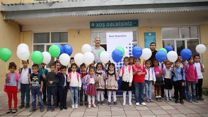Bank Respublika yenidən cəbhə bölgəsindəki məktəbliləri sevindirdi (R)