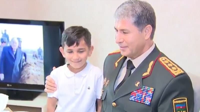 Hərbçi oğlu Vilayət Eyvazova şeir dedi (VİDEO)