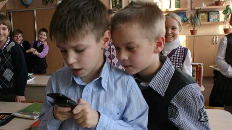 Orta məktəblərdə mobil telefondan istifadə qadağan edilir? (RƏSMİ)
