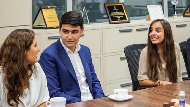 Leyla Əliyeva xaricdə magistr təhsili alacaq gənclərlə görüşdü (FOTO)